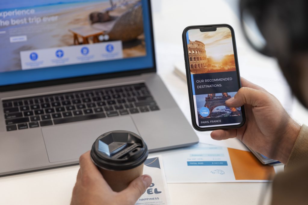 Téléphone et ordinateur qui réservent un voyage