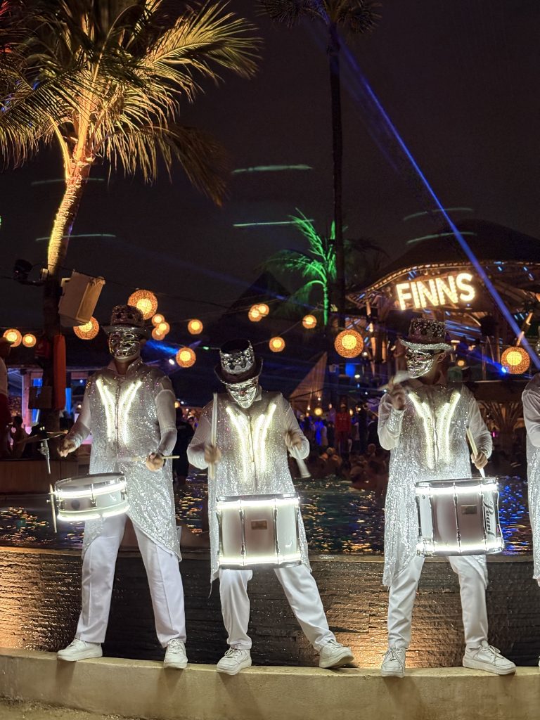 Hommes déguisés en disco dans un beach club à Bali